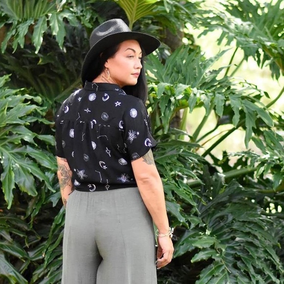 Constellation Collared Crop Top - Picture 2 of 4